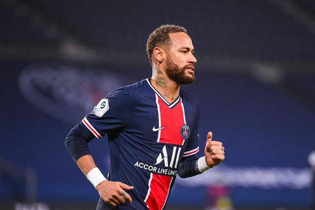  巴黎圣日耳曼报价英超铁卫遭截胡  